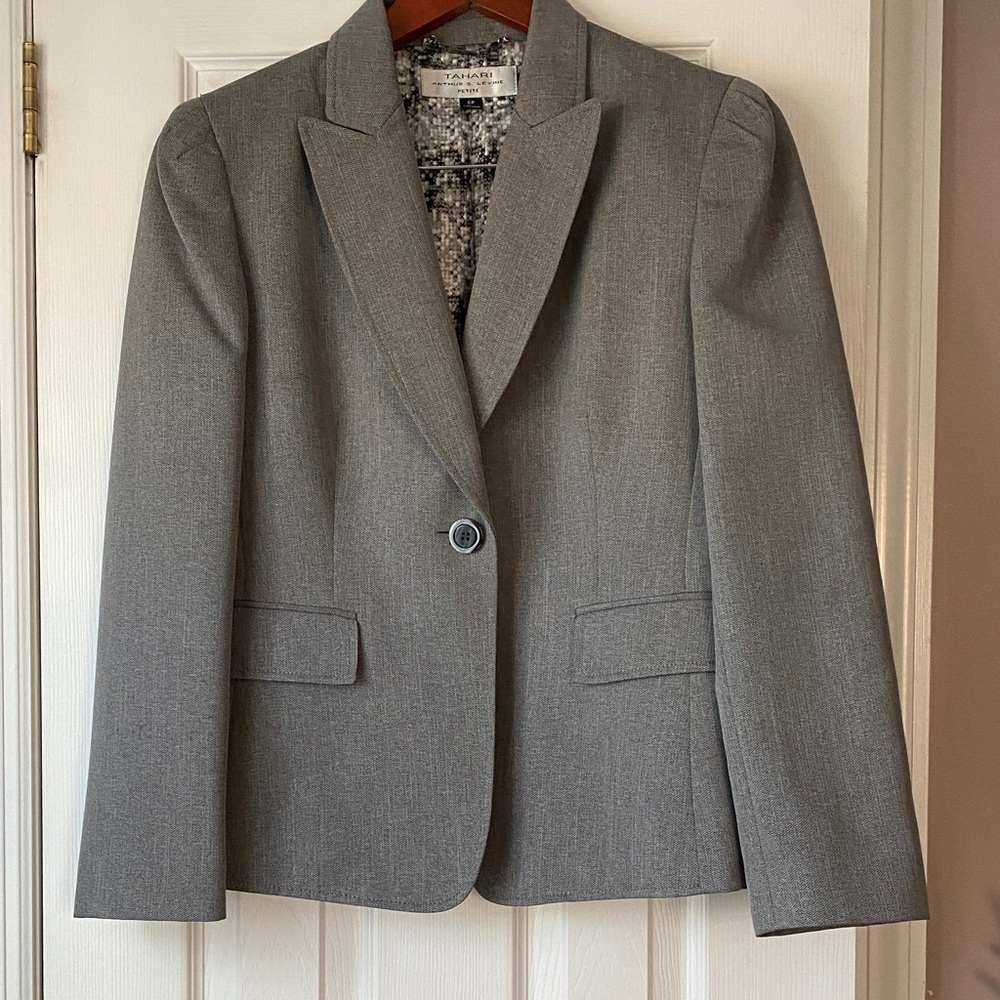 Elegant Women's Gray Blazer